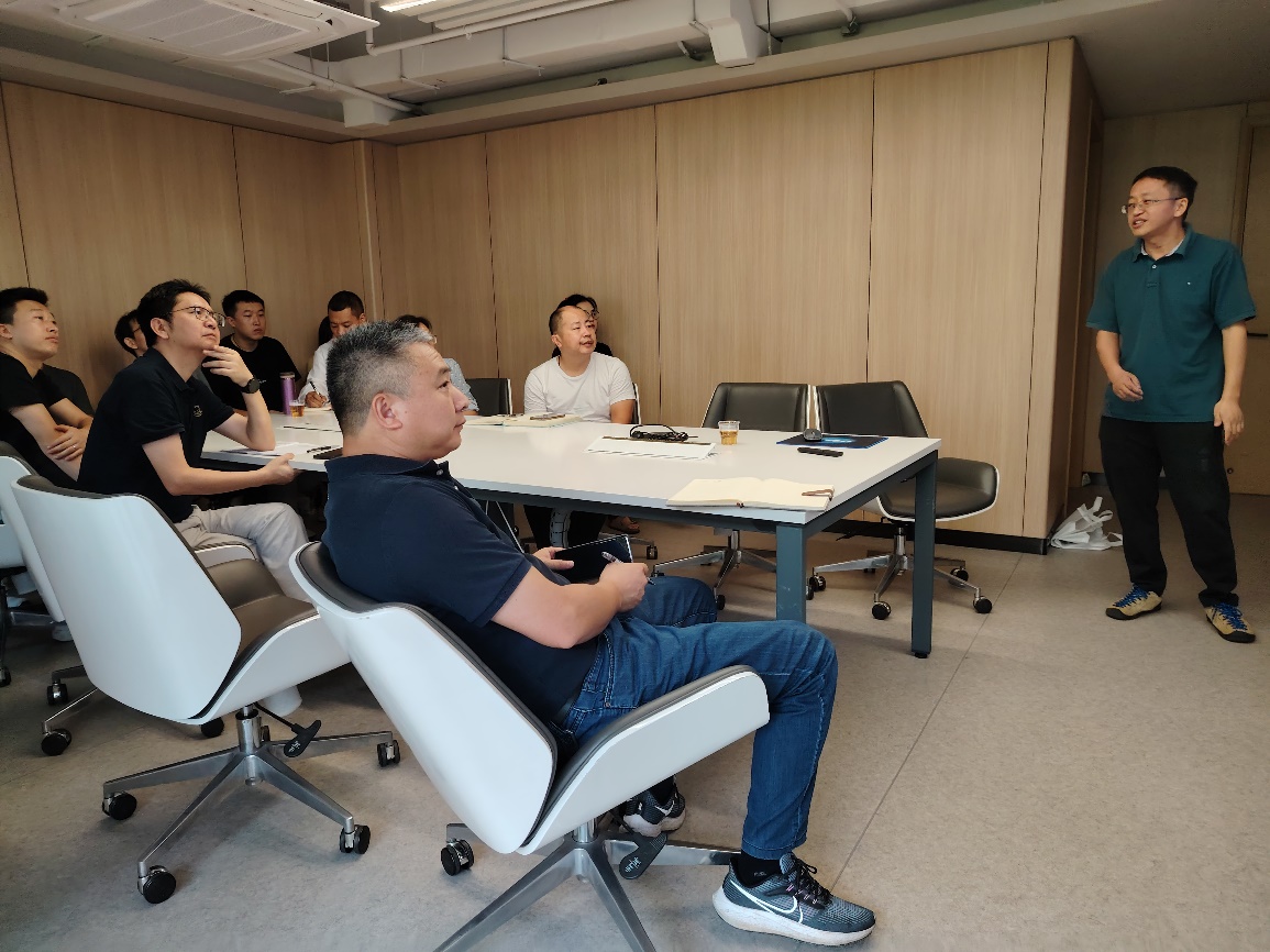 一群人围坐在桌子边

描述已自动生成