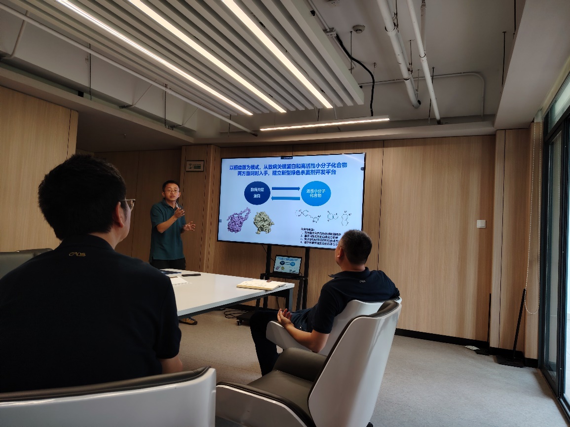 图片包含 室内, 人, 天花板, 男人

描述已自动生成