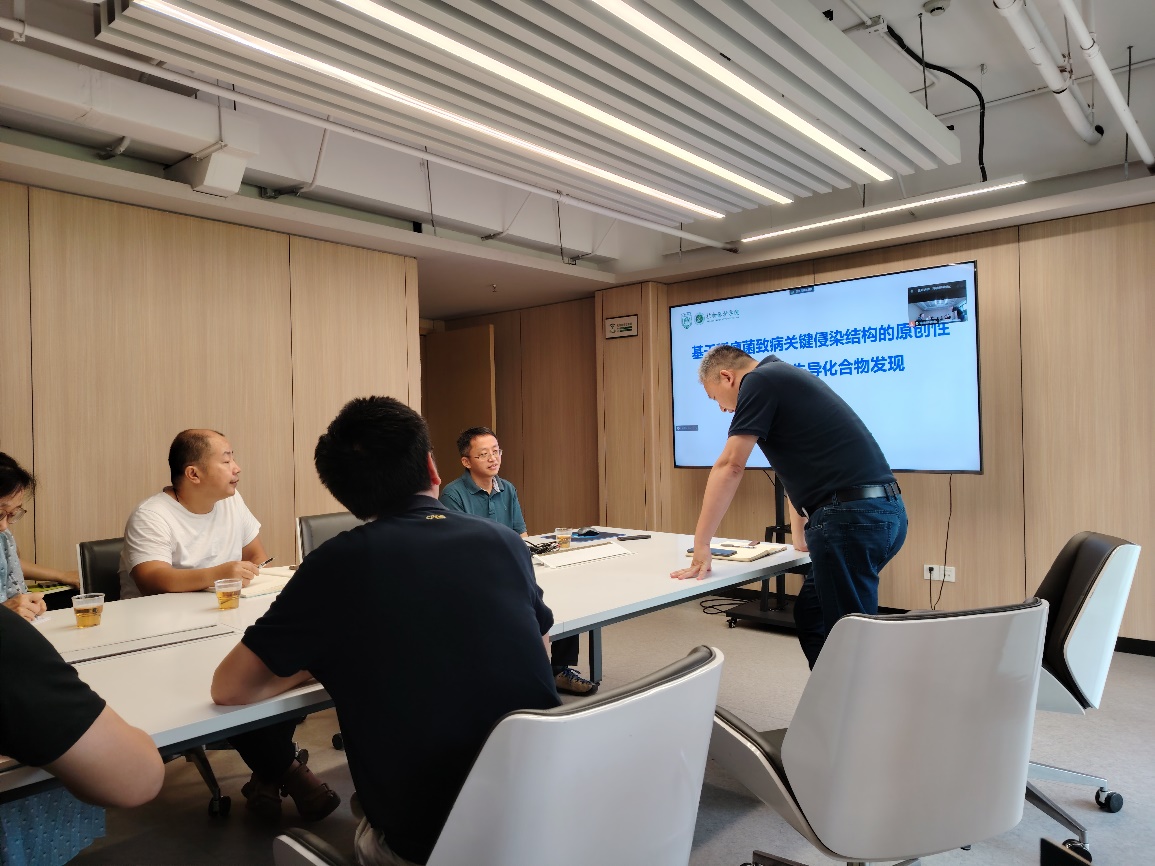 会议室里的人们

描述已自动生成