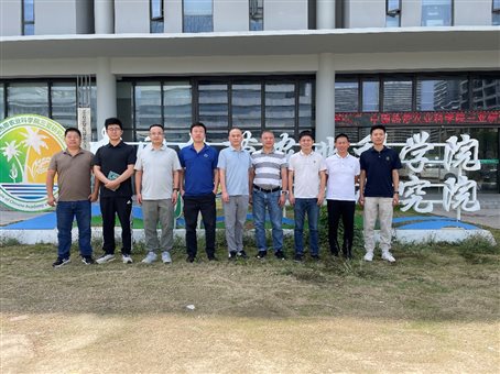 一群人站在草地上&#xA;&#xA;AI 生成的内容可能不正确。