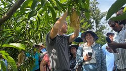 图片包含 户外, 人, 男人, 女人

AI 生成的内容可能不正确。