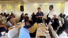 一群人在房间里交谈

AI 生成的内容可能不正确。