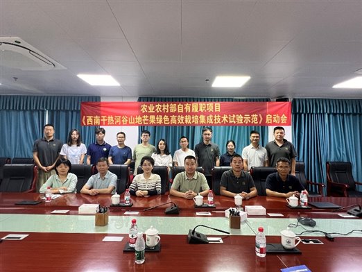 会议室里的人们

描述已自动生成